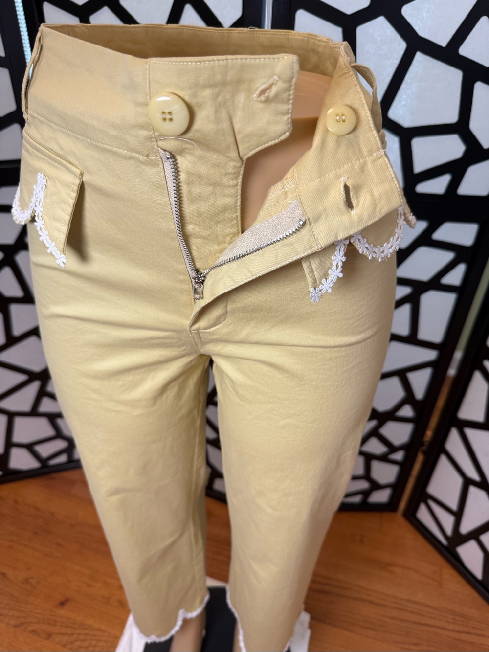 ee:some Perla Floral Straight Leg crop Butter yellow-white scalloped lace NWT - Picture 5 of 9